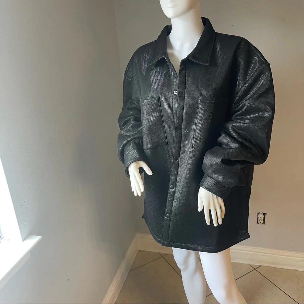 Black Metallic Snap-Button Shacket
Size xxl
For Men 
New
Brand is Forever 21 - Picture 5 of 11